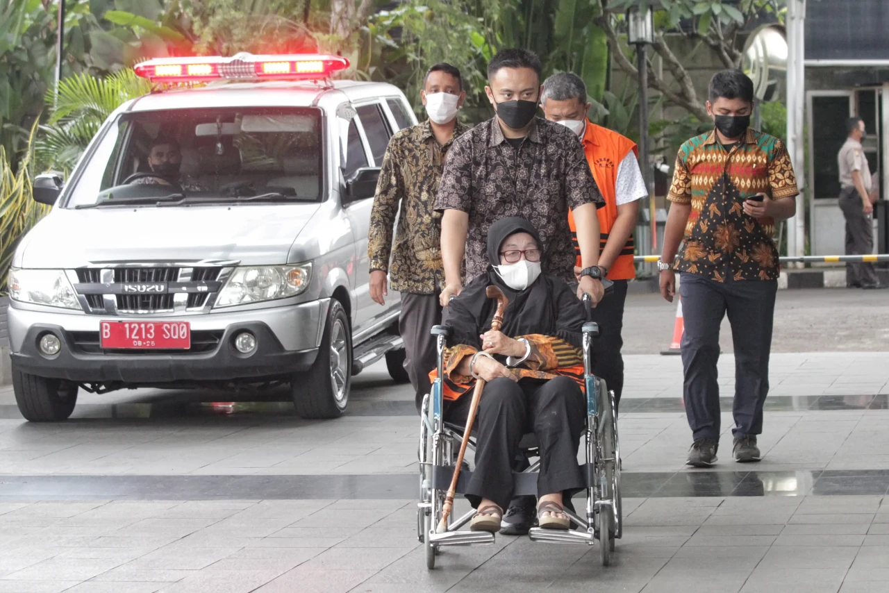 Pakai Tongkat dan Kursi...
