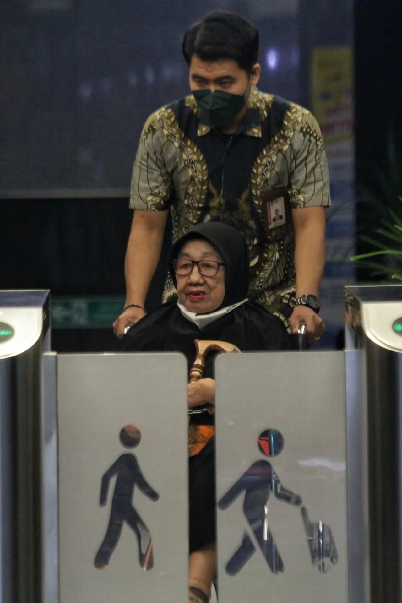 Pakai Tongkat dan Kursi...