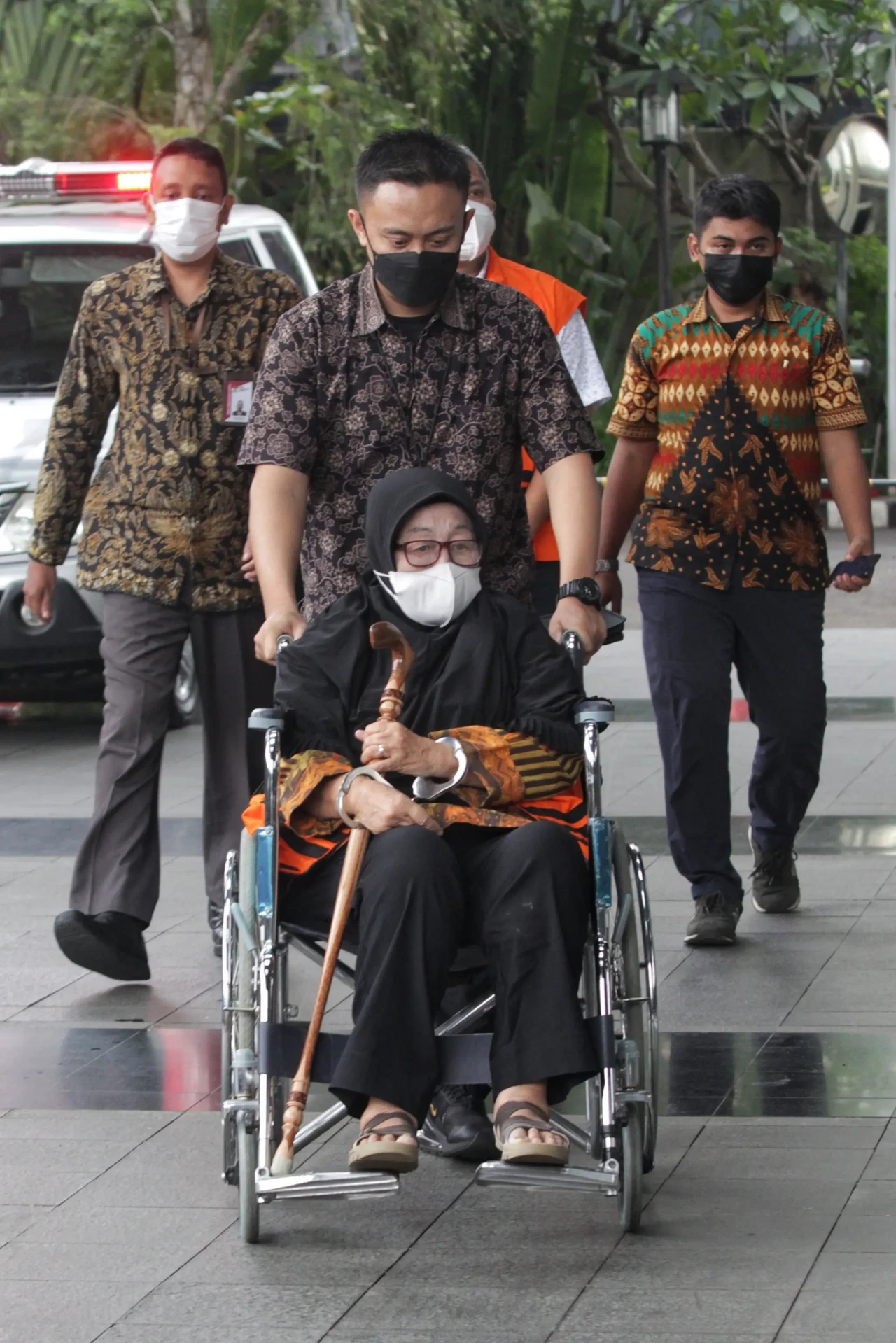 Pakai Tongkat dan Kursi...