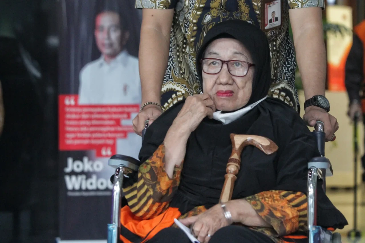 Pakai Tongkat dan Kursi...