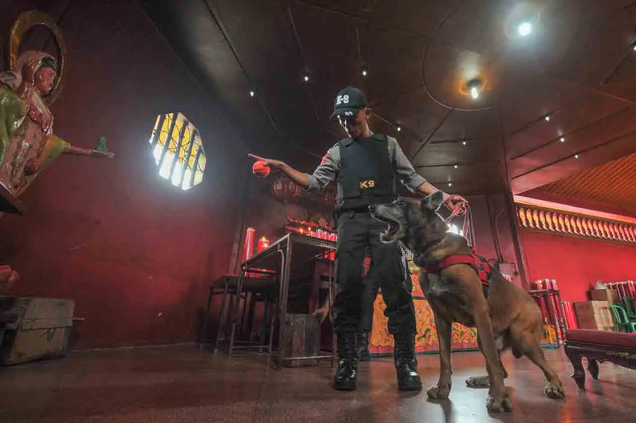 Polisi Kerahkan Anjing...