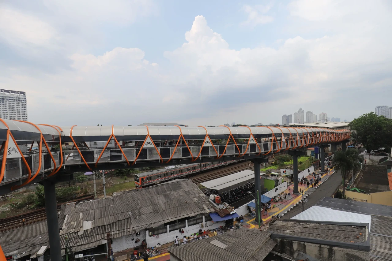 Ujicoba Skywalk Kebayoran...