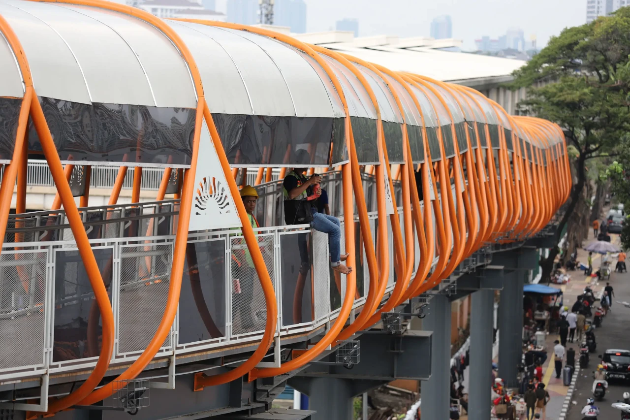 Ujicoba Skywalk Kebayoran...