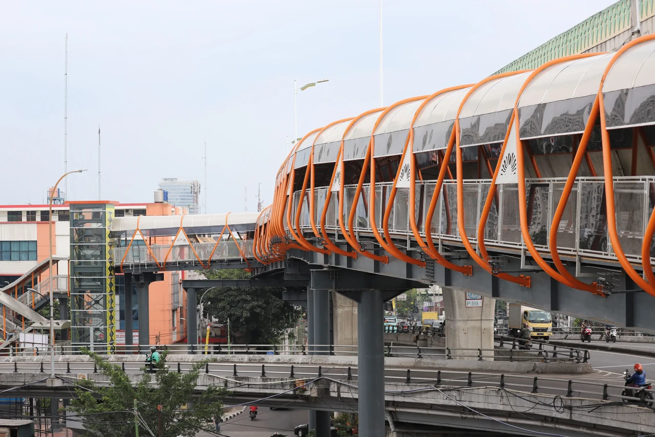 Ujicoba Skywalk Kebayoran...