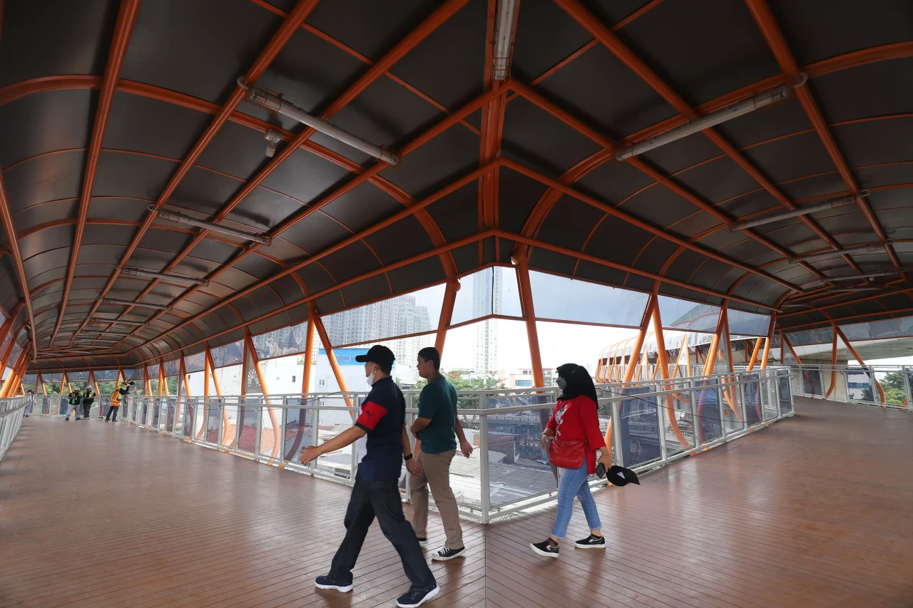 Ujicoba Skywalk Kebayoran...