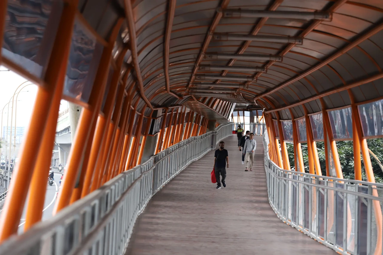 Ujicoba Skywalk Kebayoran...