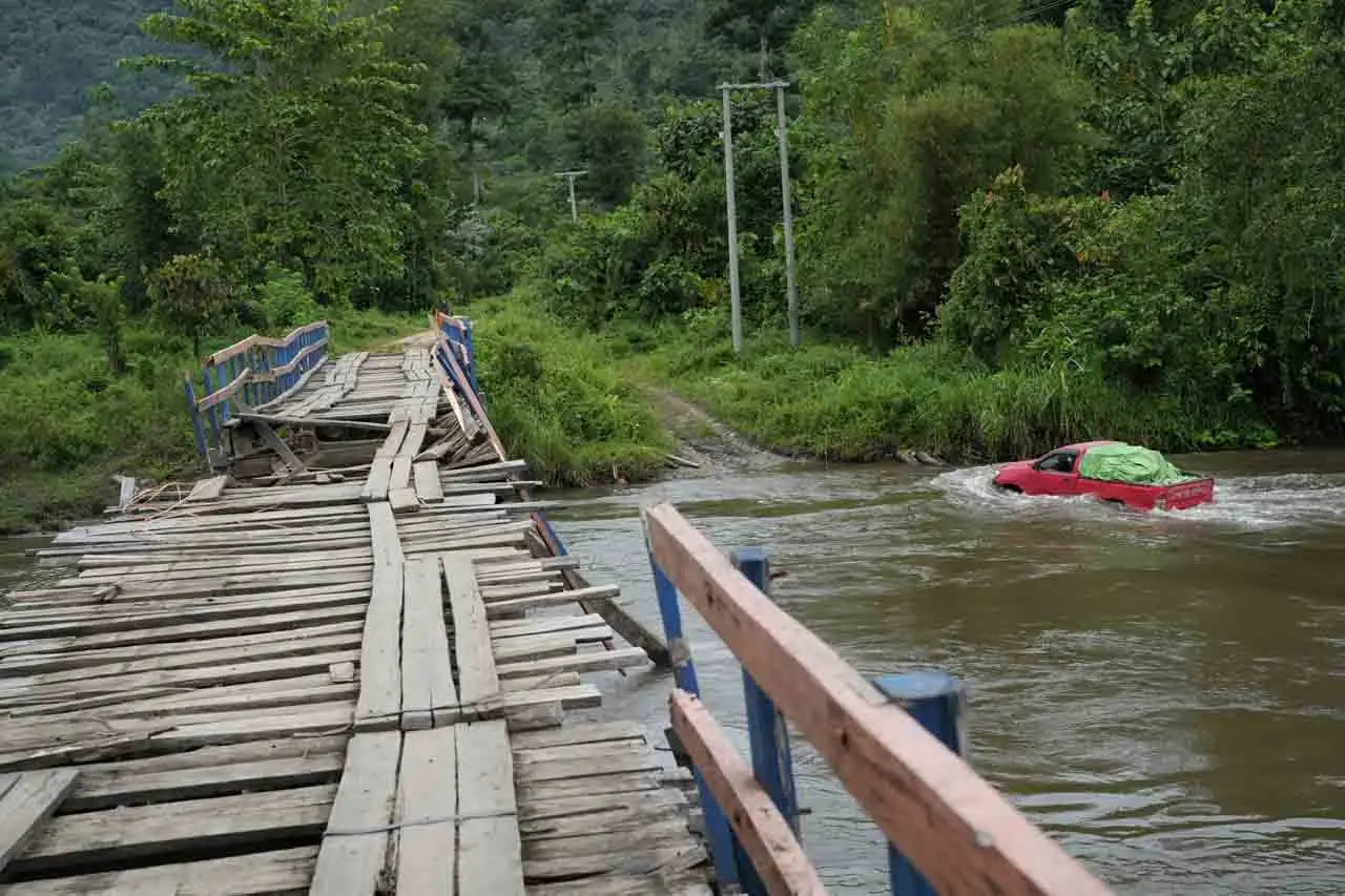 Bertaruh Nyawa Menyeberangi...