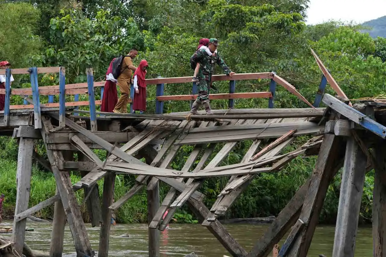 Bertaruh Nyawa Menyeberangi...