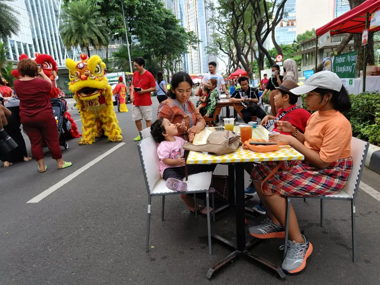 Barongsai Beraksi di...