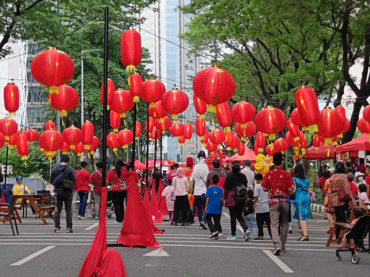 Barongsai Beraksi di...