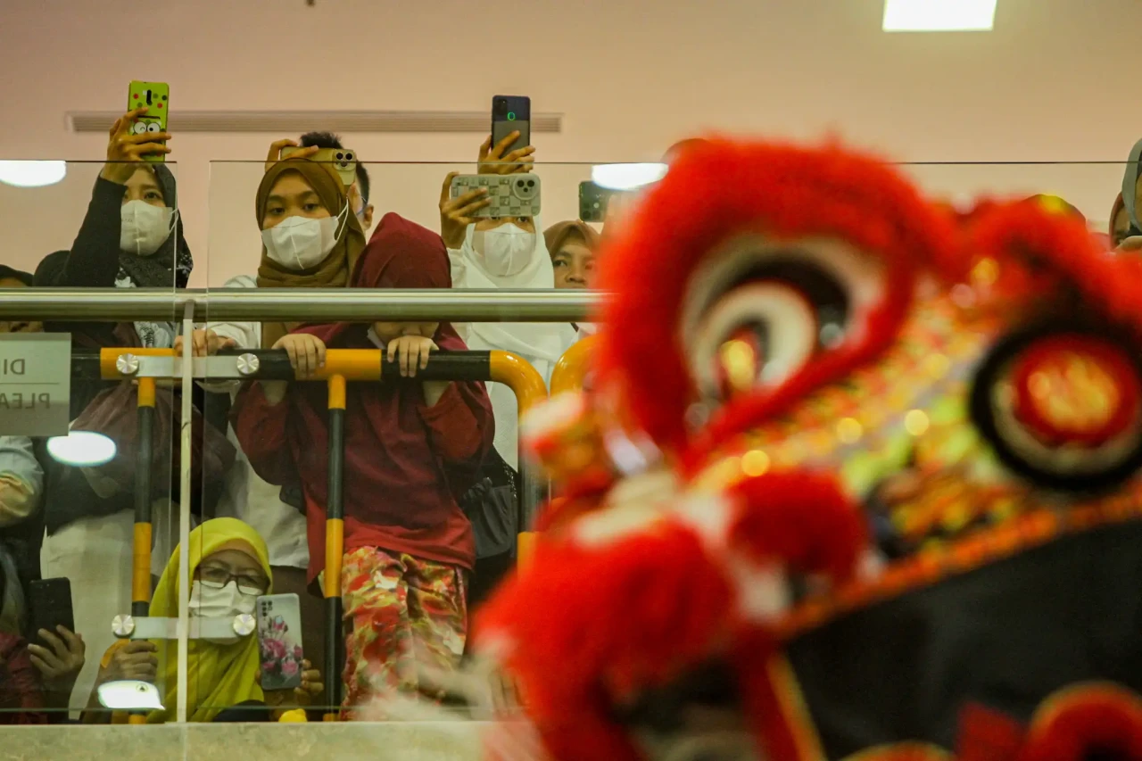 Atraksi Barongsai Meriahkan...