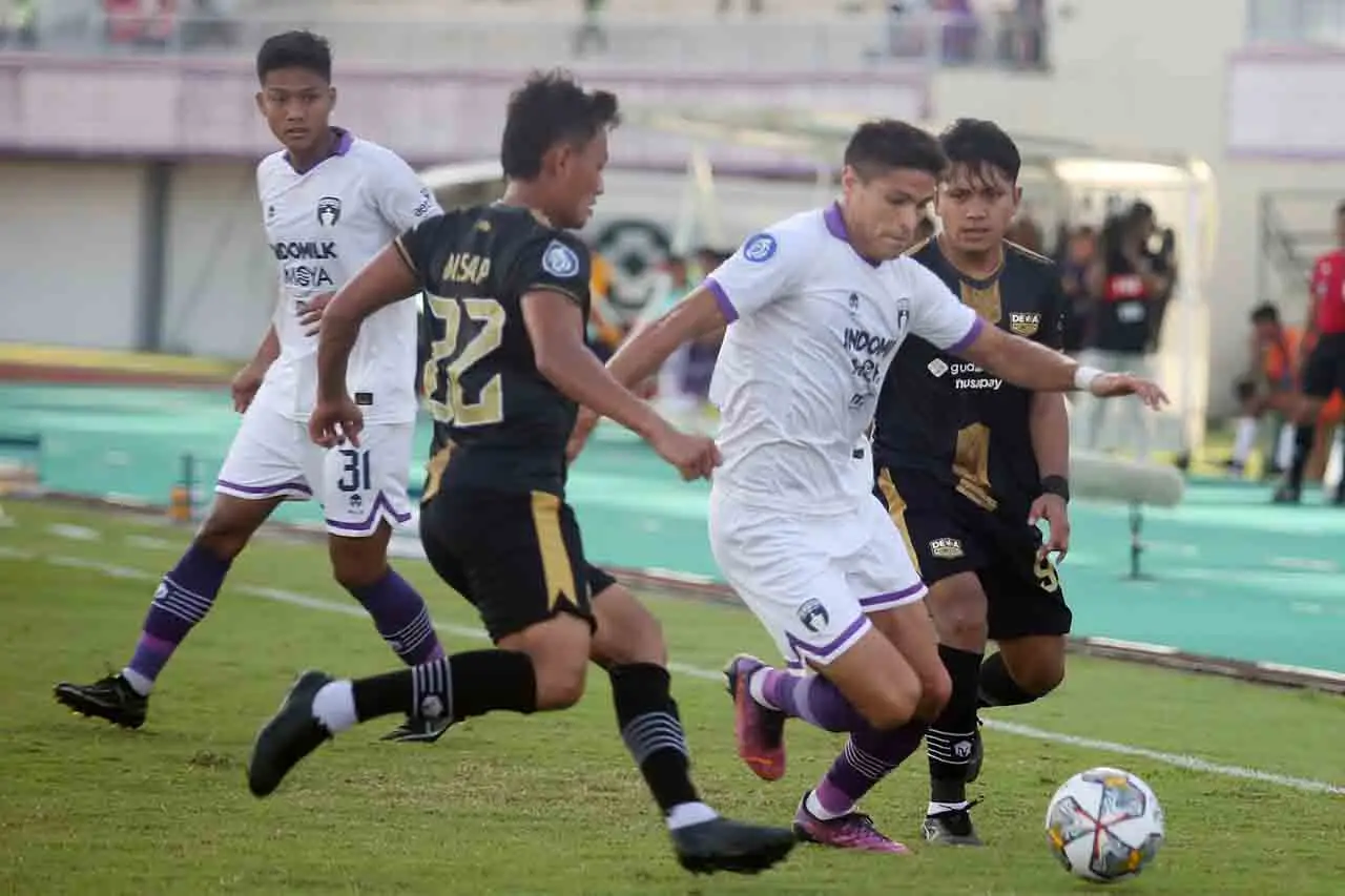 Dewa United Kalahkan...