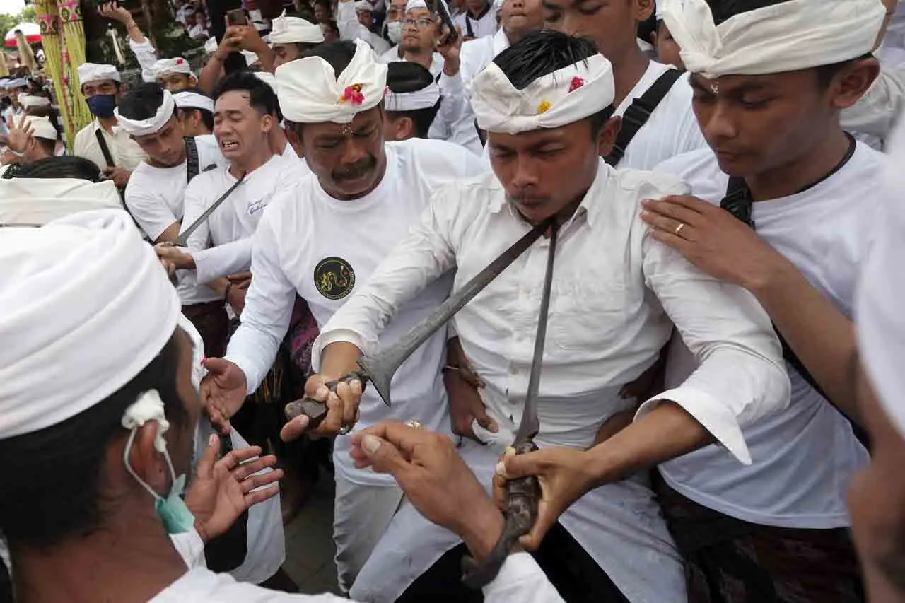 Tradisi Ngerebong di...