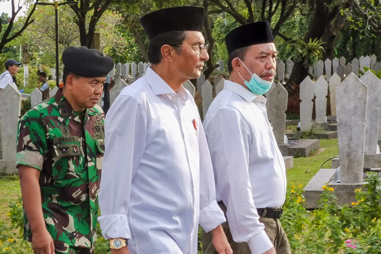 Tabur bunga Peringatan...