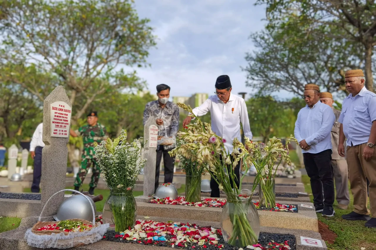 Tabur bunga Peringatan...