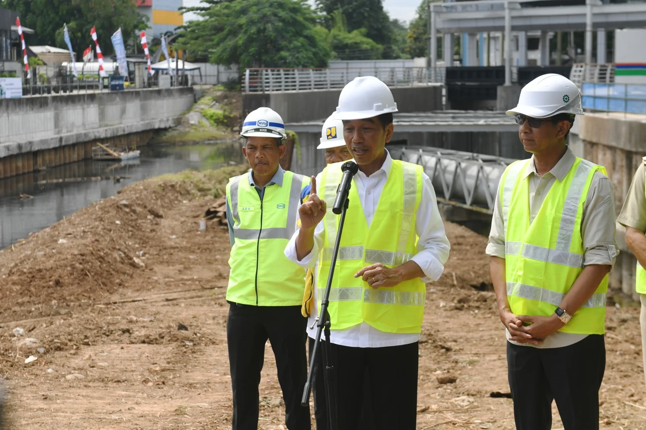 Presiden Jokowi Tinjau...