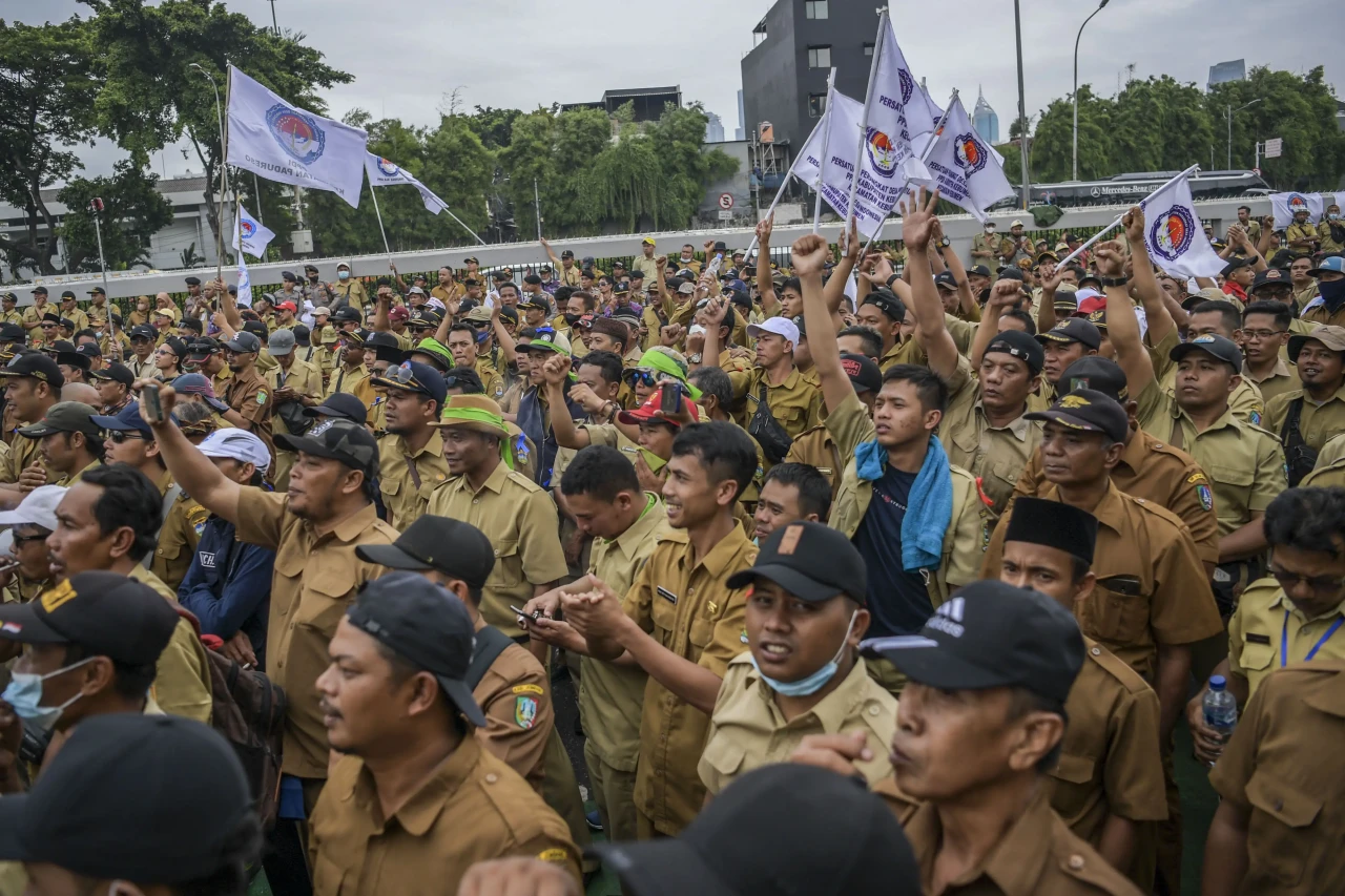 Tuntut Masa Jabatan...