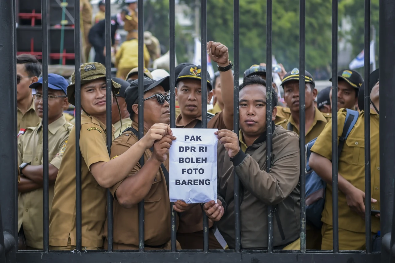 Tuntut Masa Jabatan...