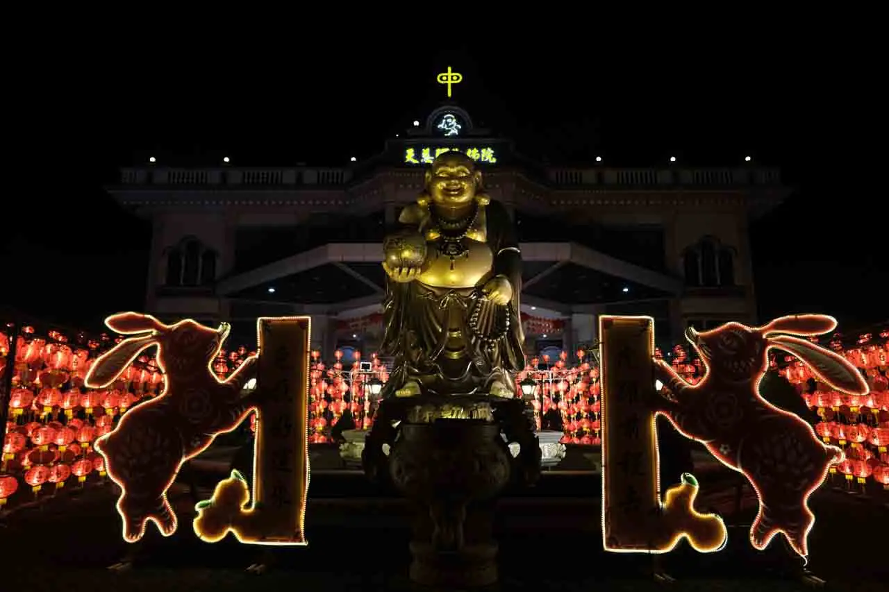 Wisata Lampion di Vihara...