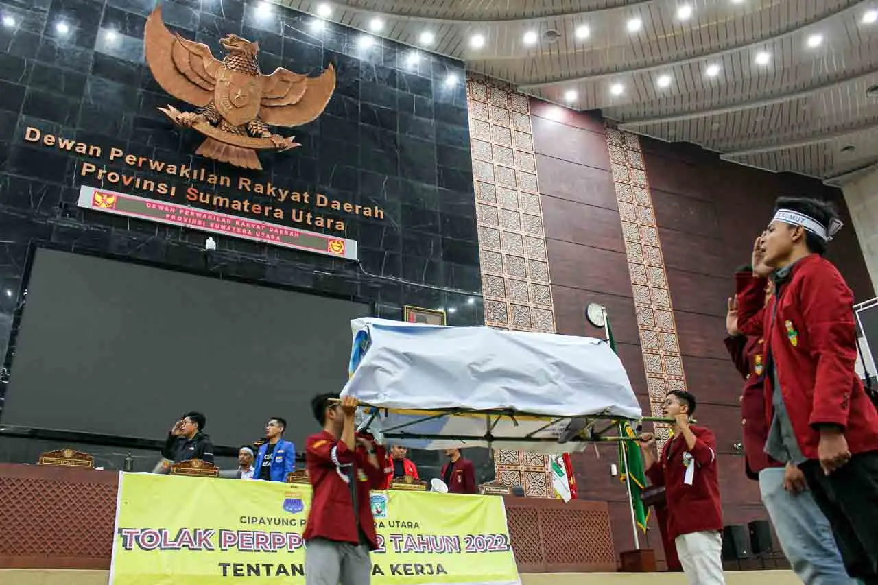 Tolak Perppu Cipta Kerja,...