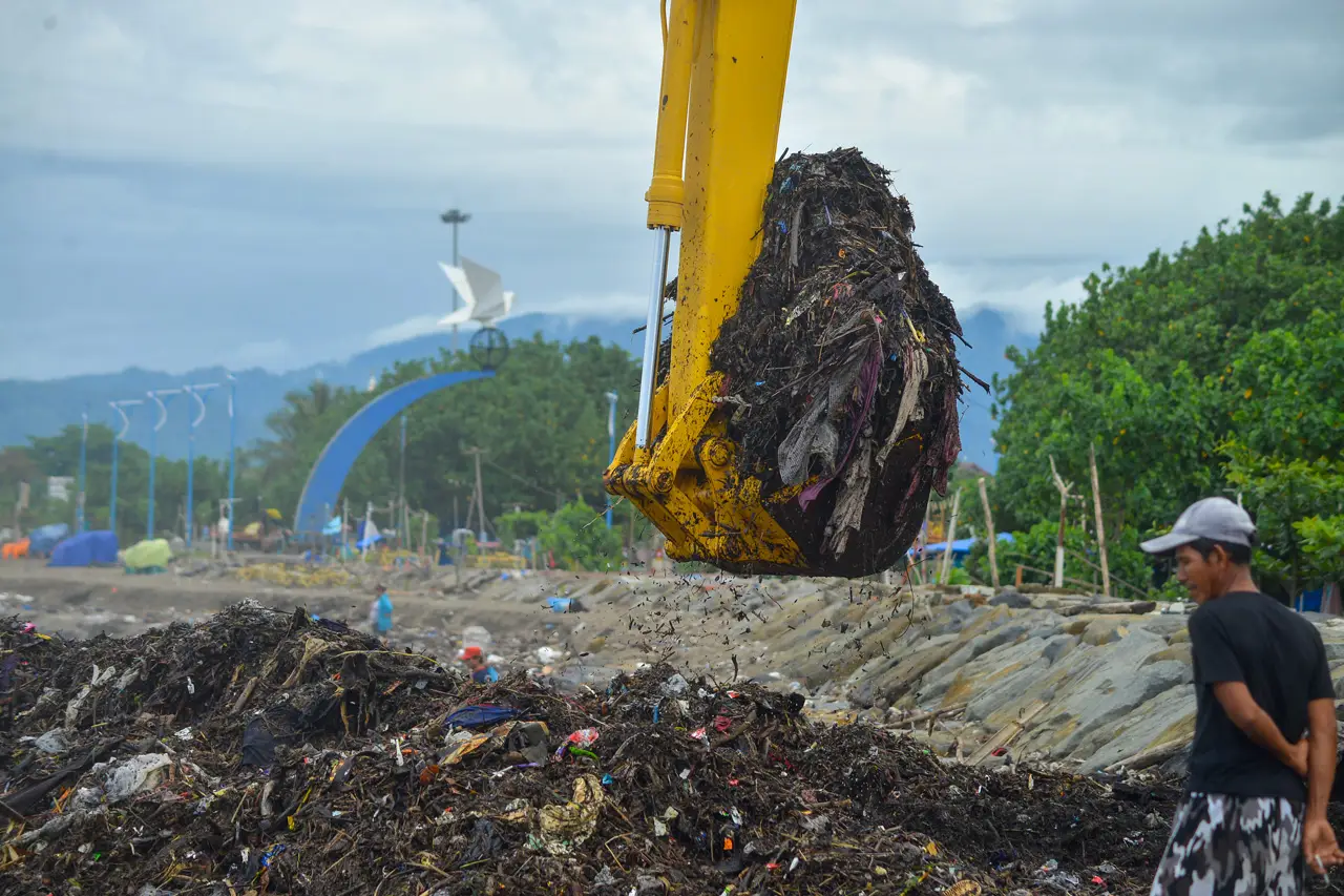 Pemindahan Sampah Pantai...