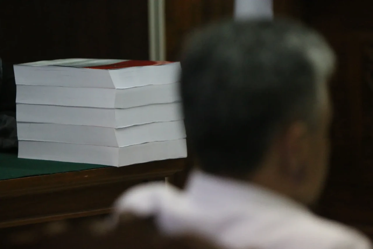 Hendra Kurniawan Dituntut...