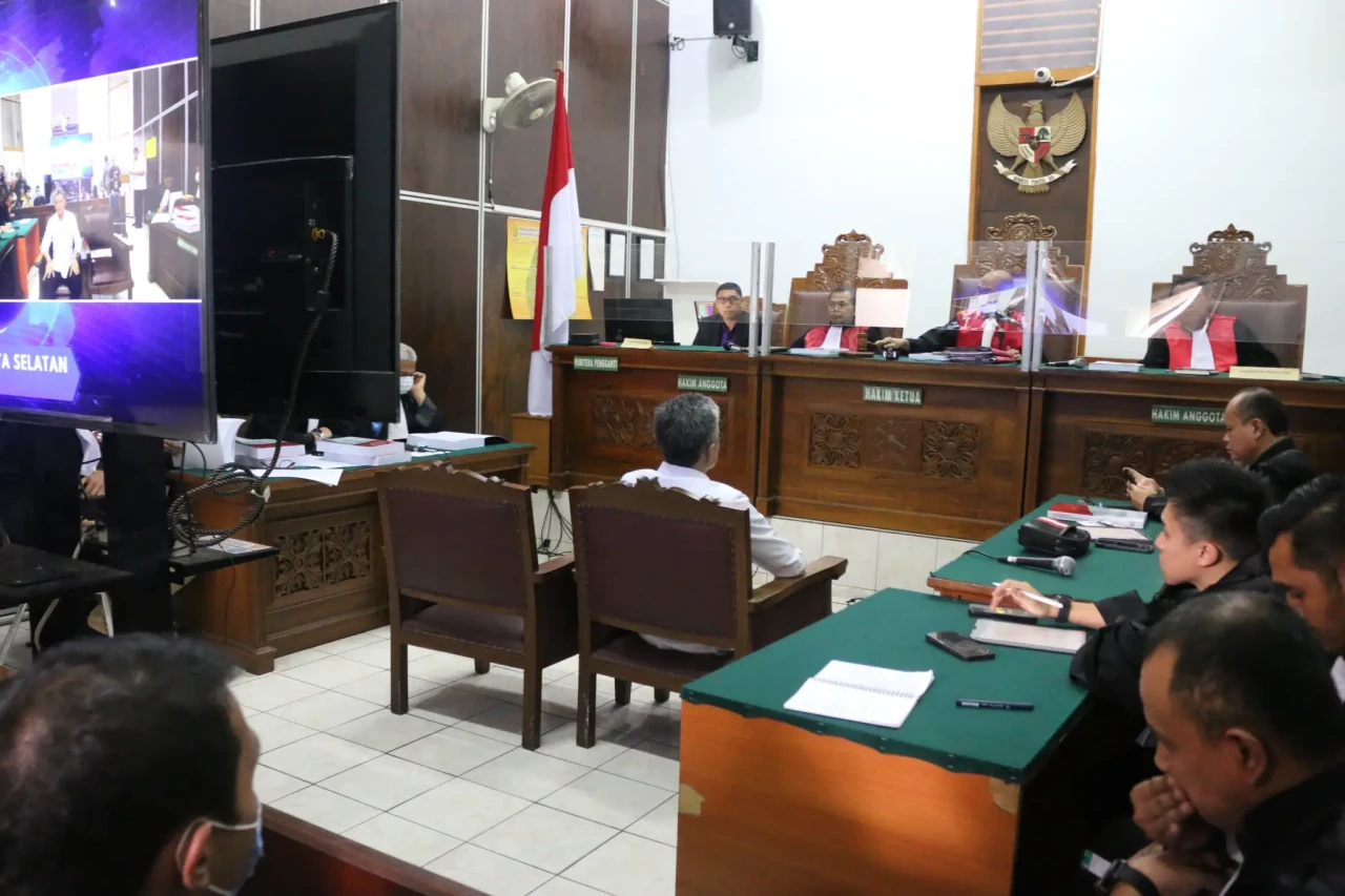 Hendra Kurniawan Dituntut...