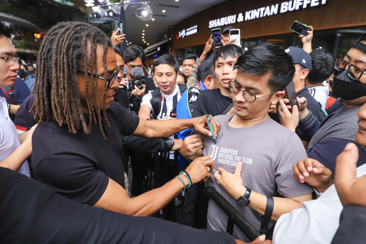 Edgar Davids Sapa Penggemar...