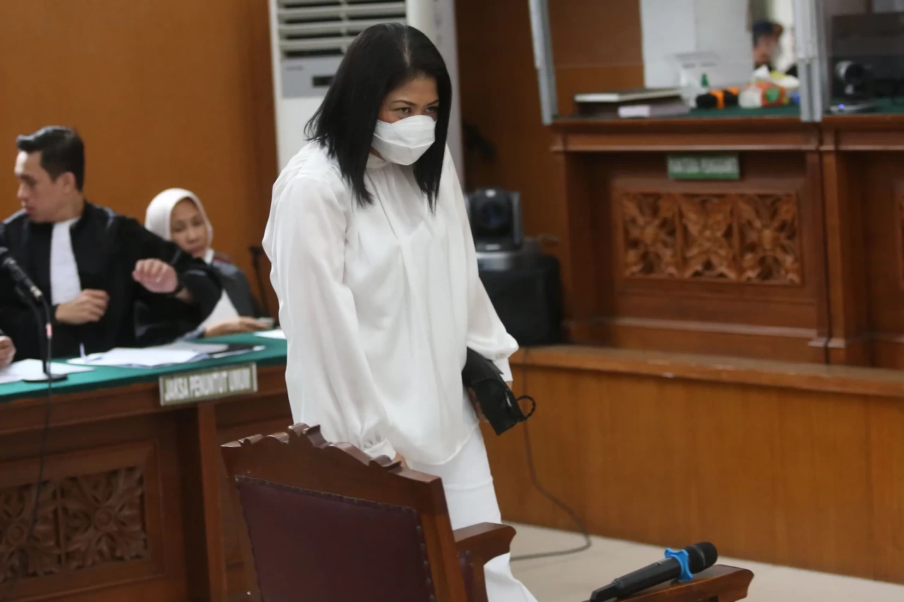 Putri Candrawathi Hadapi...