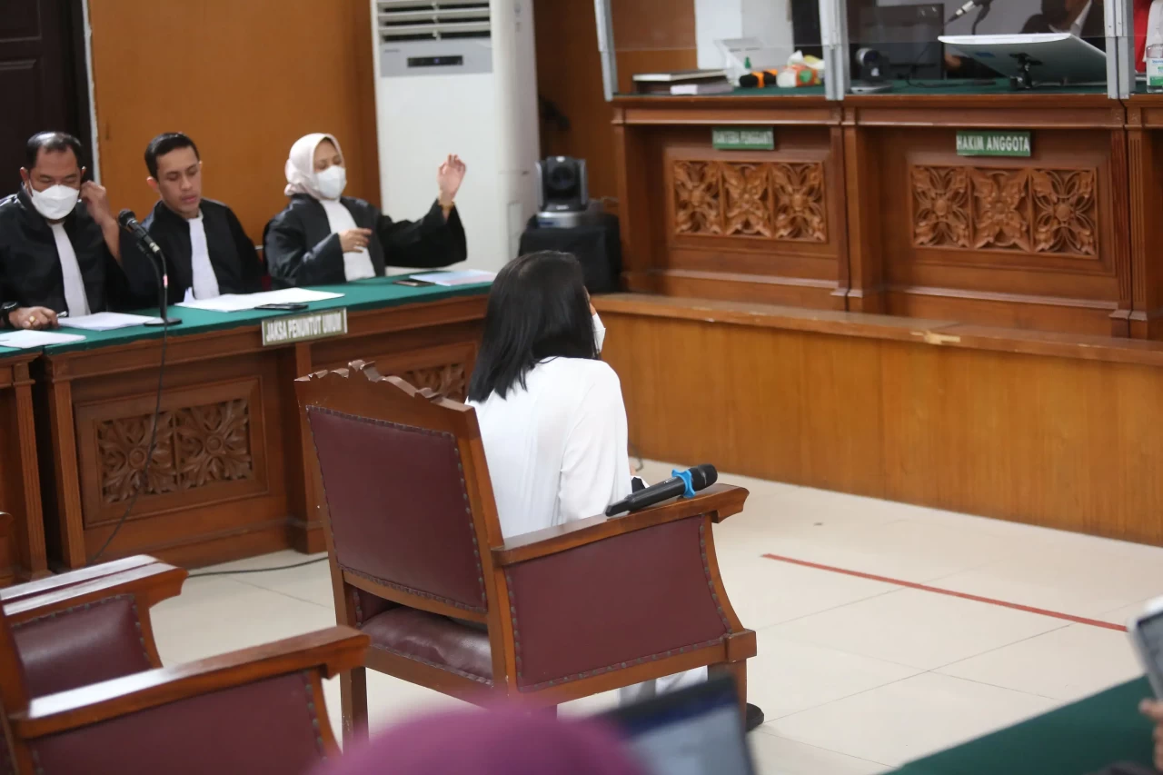 Putri Candrawathi Hadapi...