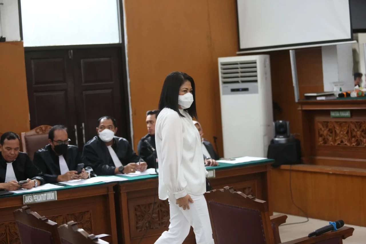 Putri Candrawathi Hadapi...