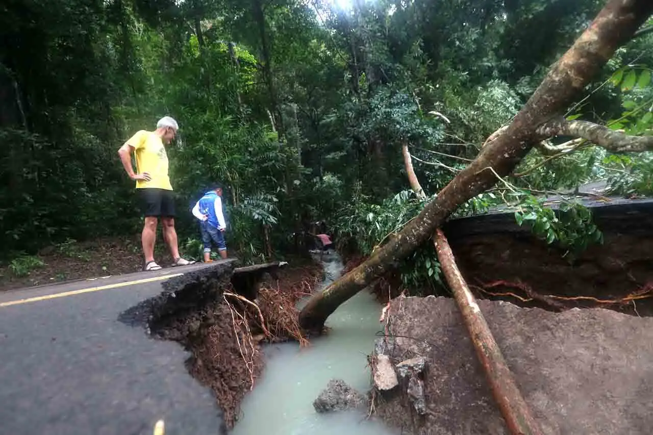 Jalan Terputus Akibat...