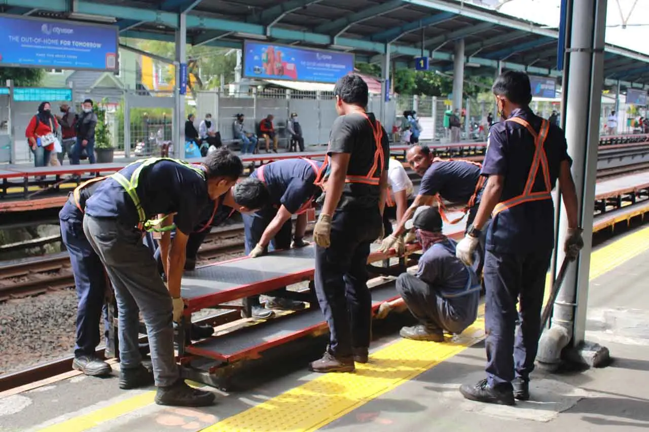 KAI Pasang Tangga Penyambung...