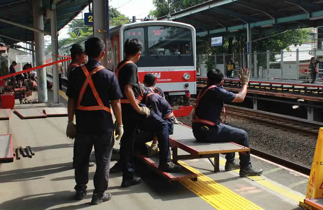 KAI Pasang Tangga Penyambung...