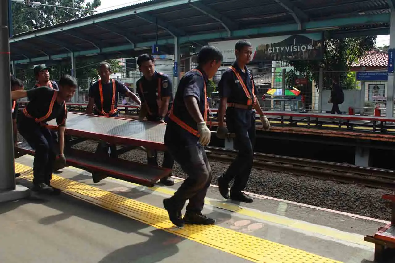 KAI Pasang Tangga Penyambung...