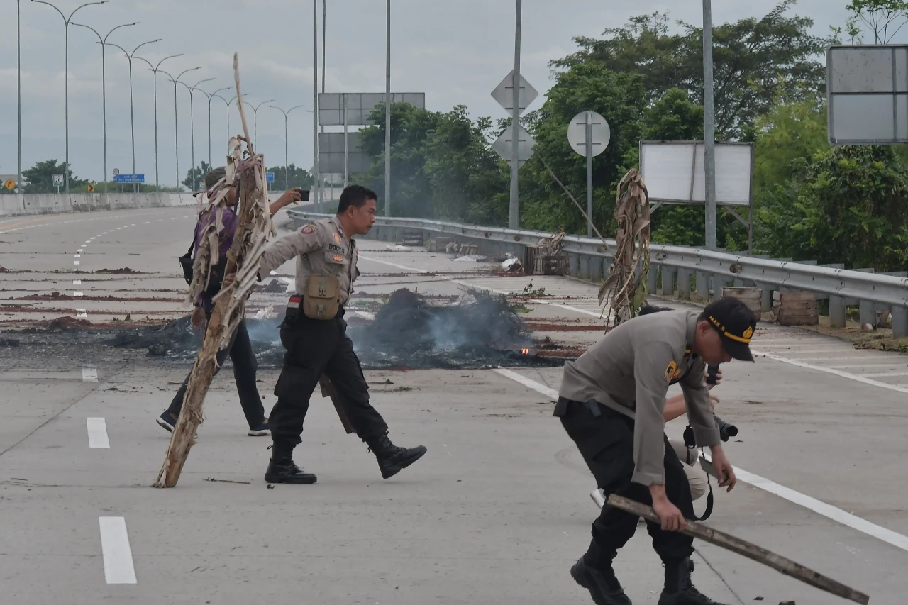 Usai Ditutup Warga,...