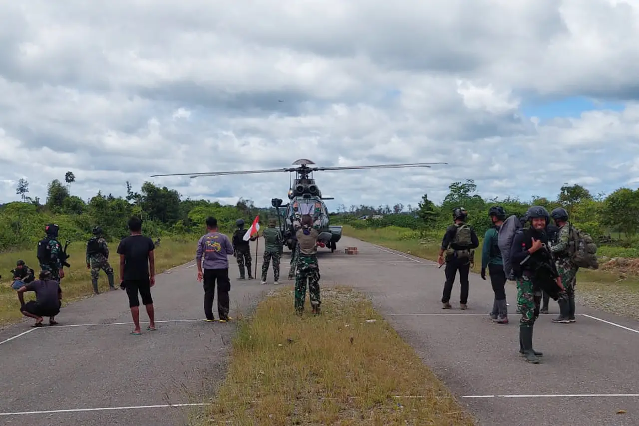 TNI/Polri Evakuasi 15...