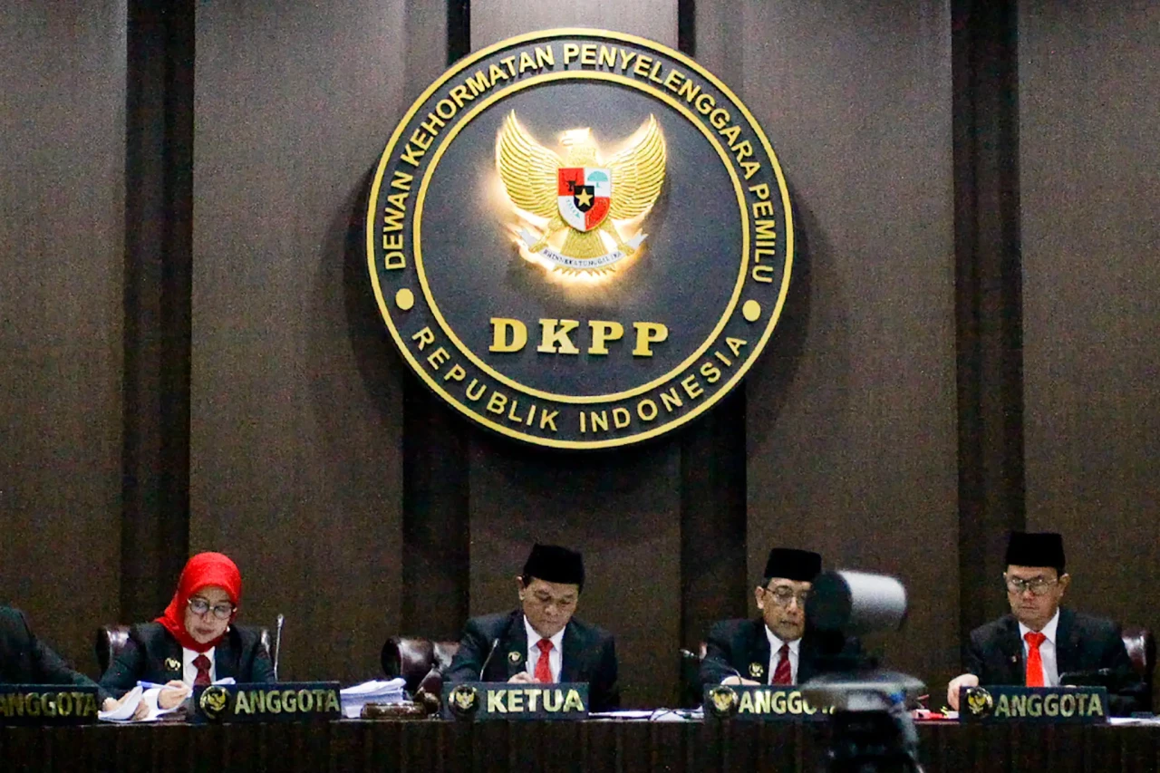 Idham Holik Jalani Sidang...