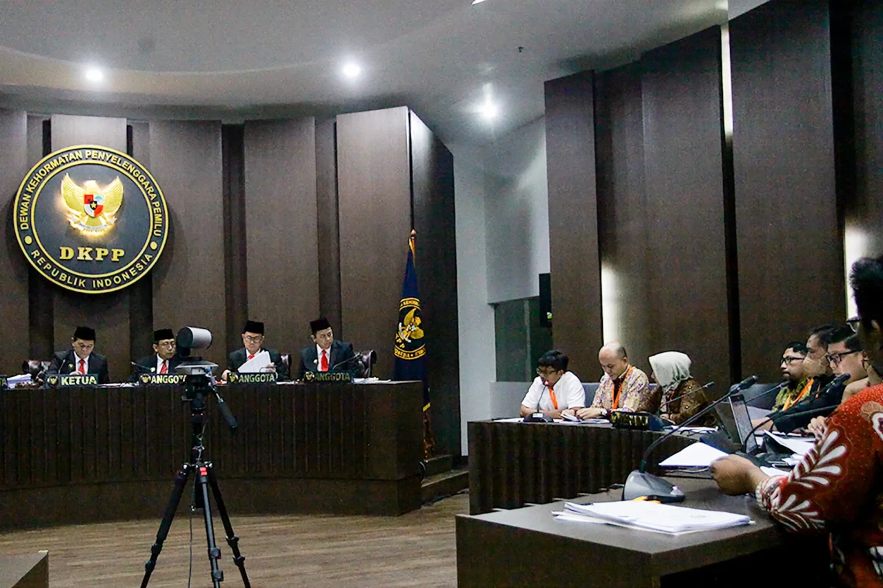 Idham Holik Jalani Sidang...