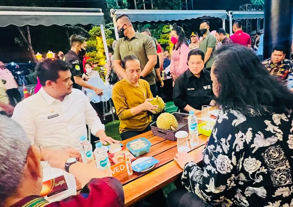Momen Erick Thohir Makan...