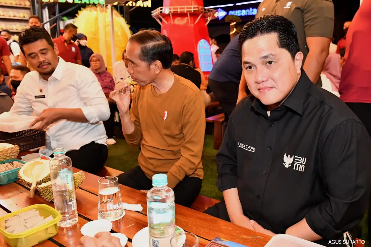 Momen Erick Thohir Makan...