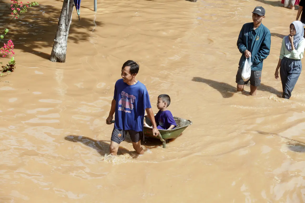 Banjir Rendam Belasan...