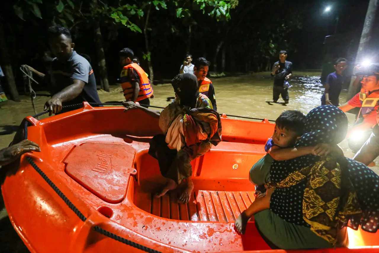 Banjir Rendam Puluhan...