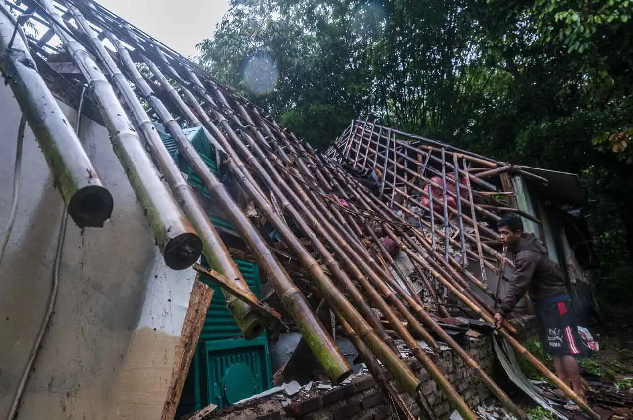 Dampak Hujan Deras dan...
