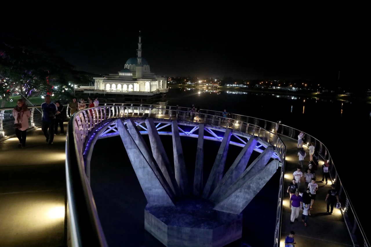 Wisata Malam Hari di...