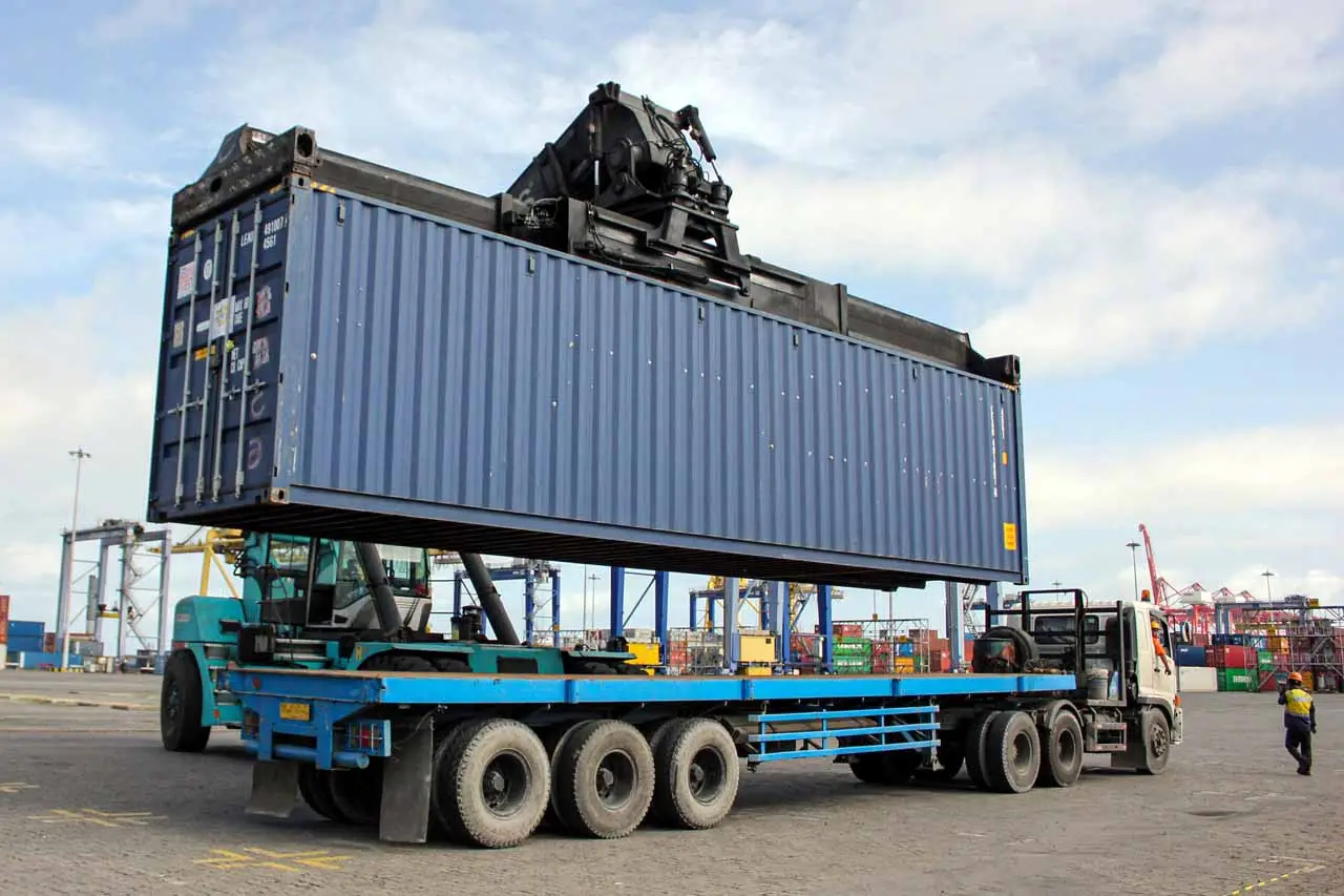 Pengiriman Logistik...