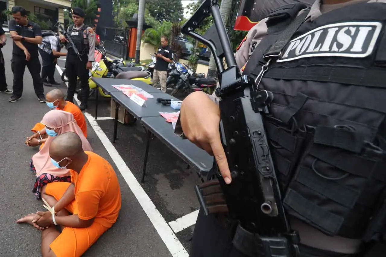 Pasutri Ini Kompak Curi...
