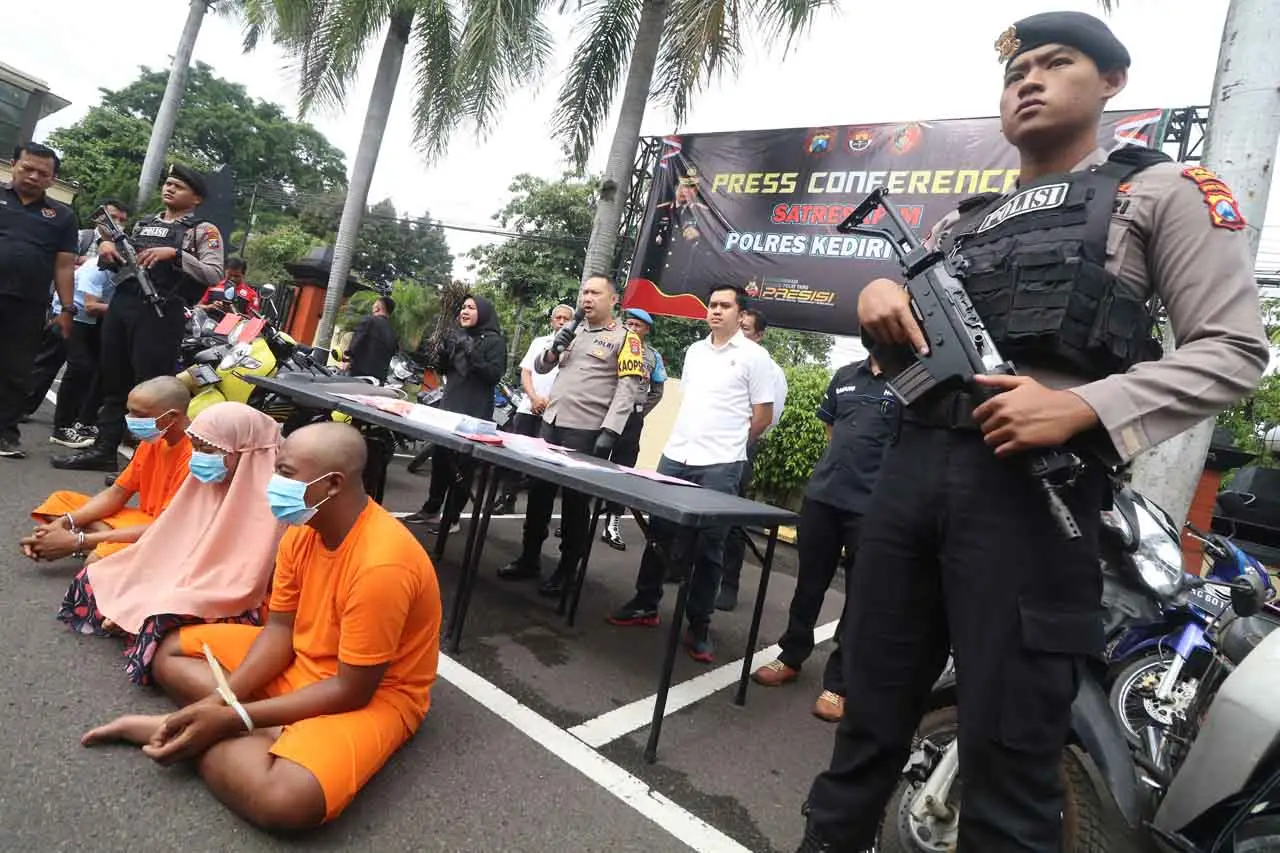 Pasutri Ini Kompak Curi...