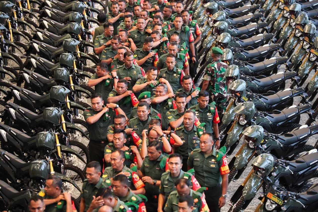 Kemenhan Serahkan Bantuan...
