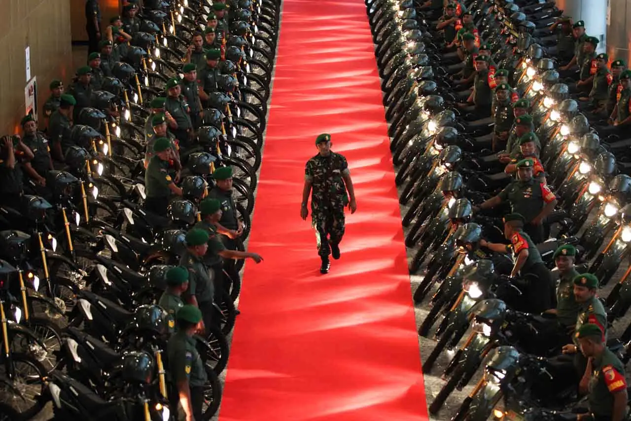 Kemenhan Serahkan Bantuan...
